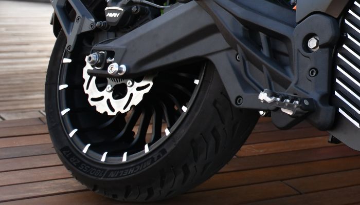 אחיזת כביש מושלמת עם Michelin אופנוע חשמלי רזון בוהמיה