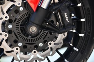 קליפר Nissin קדמי 4 בוכנות אחורי 2 בוכנות. דיסק Nissin דו קדמי 300 ממ, יחיד אחורי 240 ממ