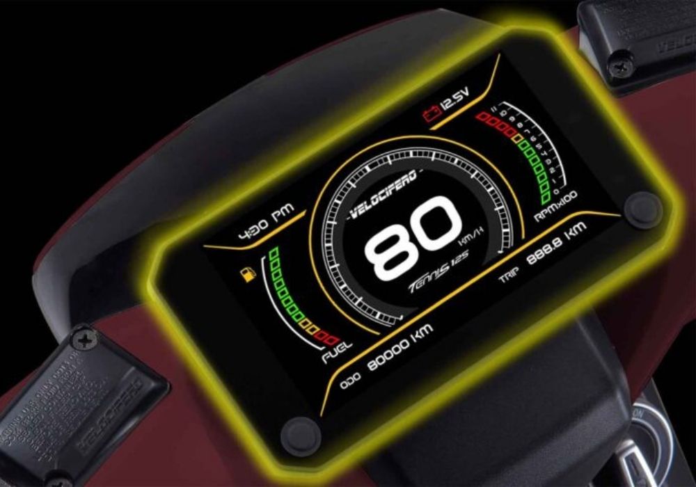 תצוגה צבעונית 5 אינץ׳ עם נתונים ברורים בכל תנאי תאורה.