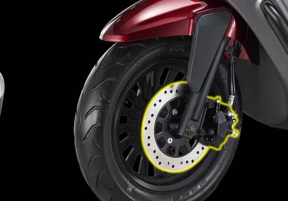 בלימה מאוזנת ובטוחה עם דיסקים קדמי ואחורי.