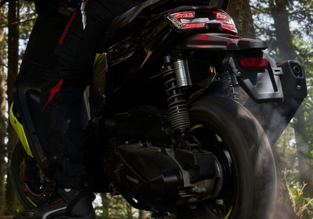 מתלה טלסקופי קדמי ובולמים כפולים מאחור עם כיוון עומס - שילוב שמספק תגובה חדה, יציבות בפניות ושליטה מדויקת ברכיבה עירונית.