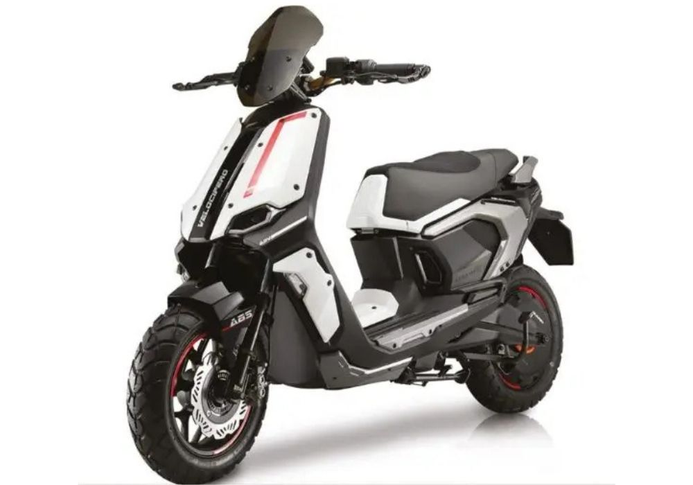 קטנוע מובסטר ולוצ'יפרו צבע לבן מבט 45 מעלות - רייד מקס