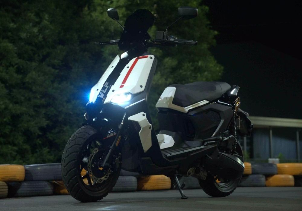 קטנוע מובסטר ולוצ'יפרו צבע לבן מבט קדמי בלילה - רייד מקס