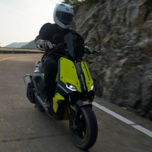 קטנוע מובסטר ולוצ'יפרו צבע צהוב בכביש - רייד מקס