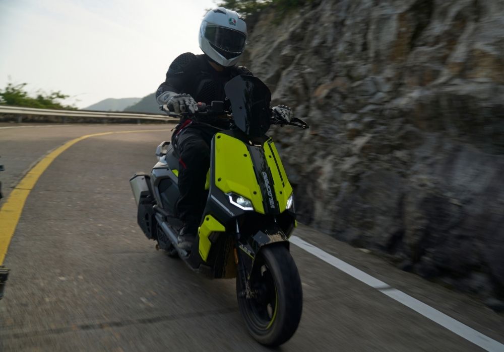 קטנוע מובסטר ולוצ'יפרו צבע צהוב בכביש - רייד מקס