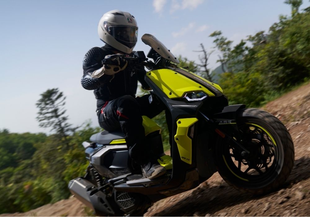 קטנוע מובסטר ולוצ'יפרו צבע צהוב בשטח - רייד מקס